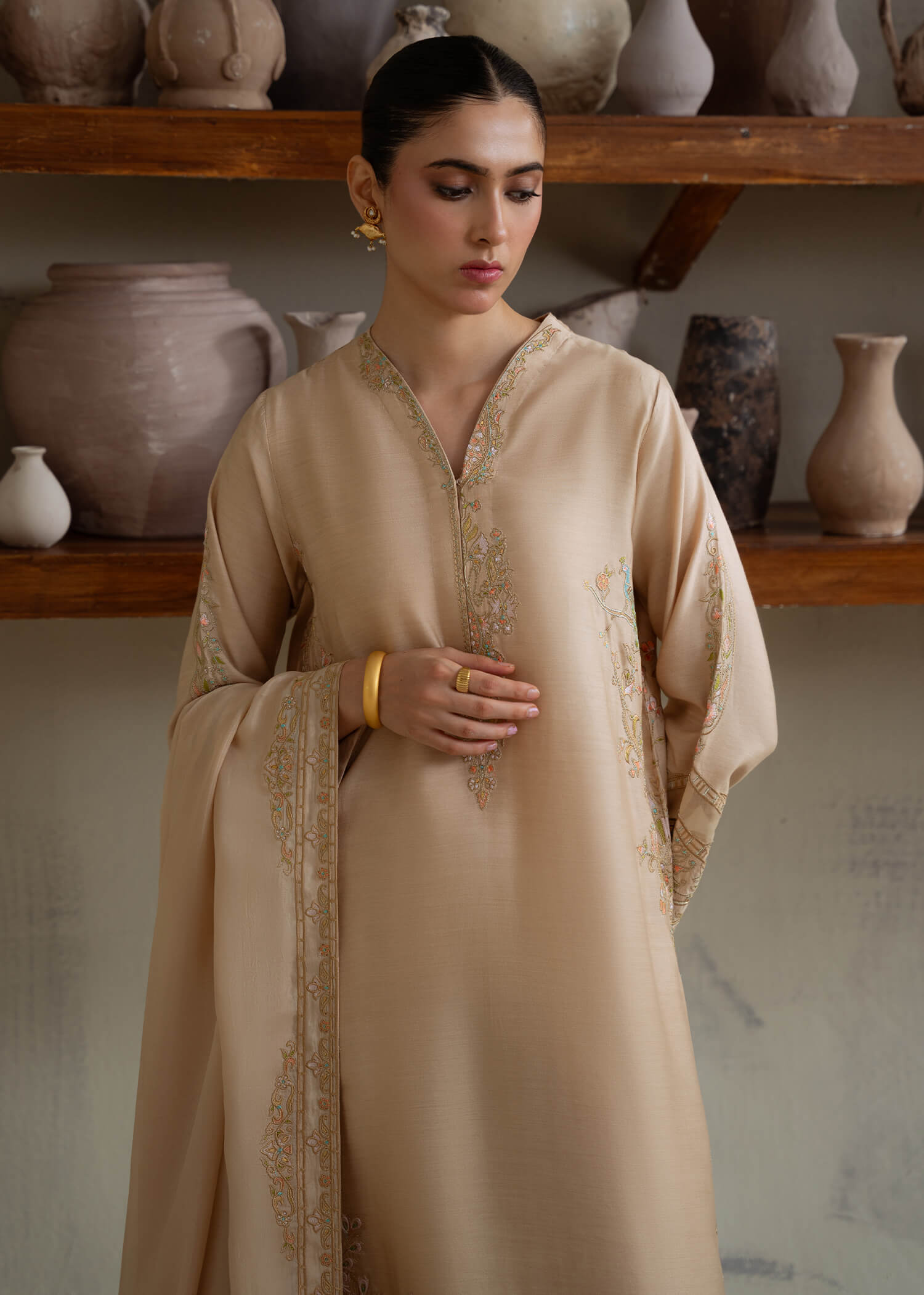 BRUNETTE BEIGE